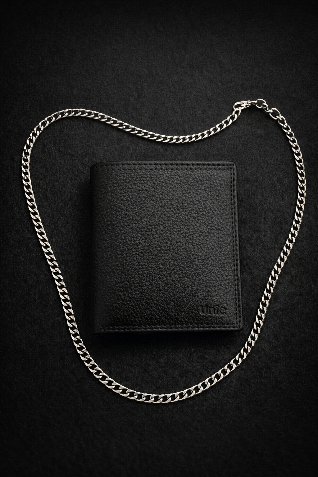 ארנק עור איכותי לגבר 10 על 8.5 ס"מ + שרשרת אל-חלד רוחב 5 מ"מ אורך 60 ס"מ