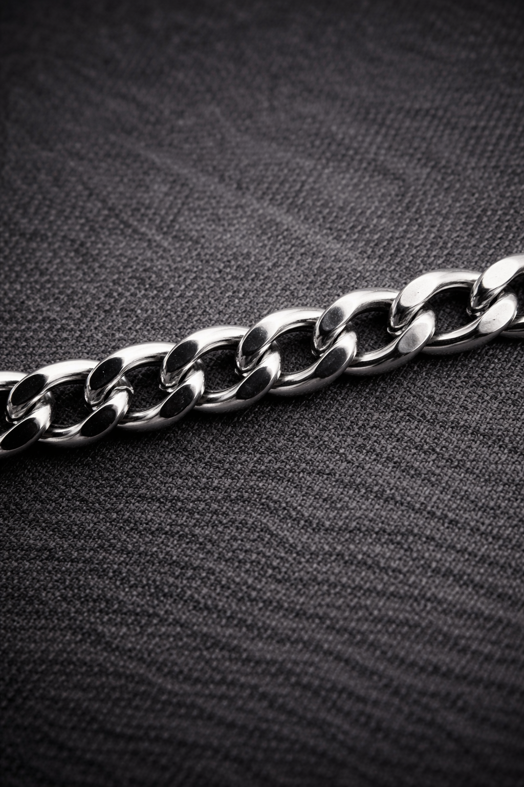 ארנק עור איכותי לגבר 10 על 8.5 ס"מ + שרשרת אל-חלד רוחב 5 מ"מ אורך 60 ס"מ