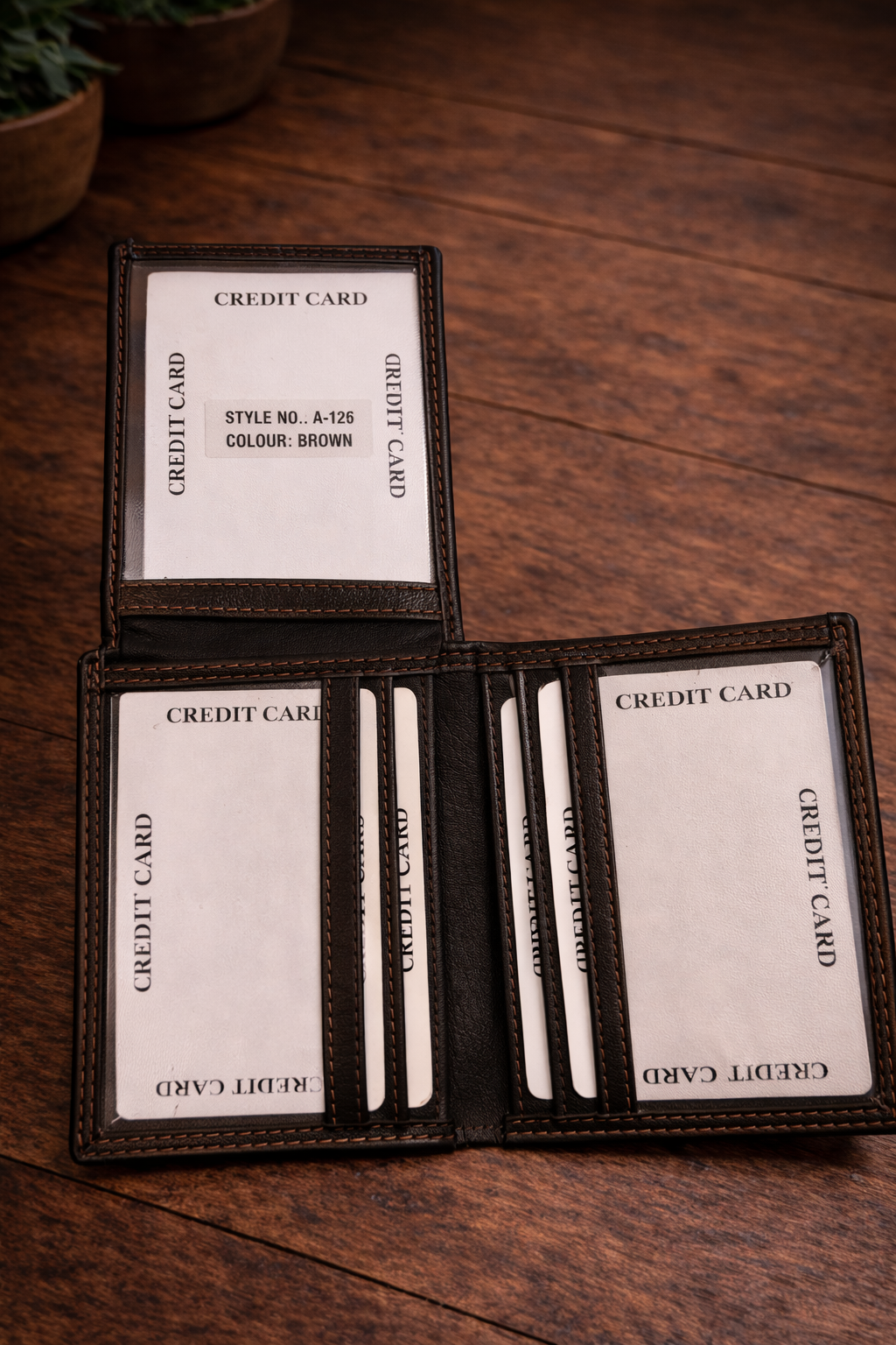 ארנק עור איכותי לגבר 10 על 8.5 ס"מ + שרשרת אל-חלד רוחב 5 מ"מ אורך 60 ס"מ