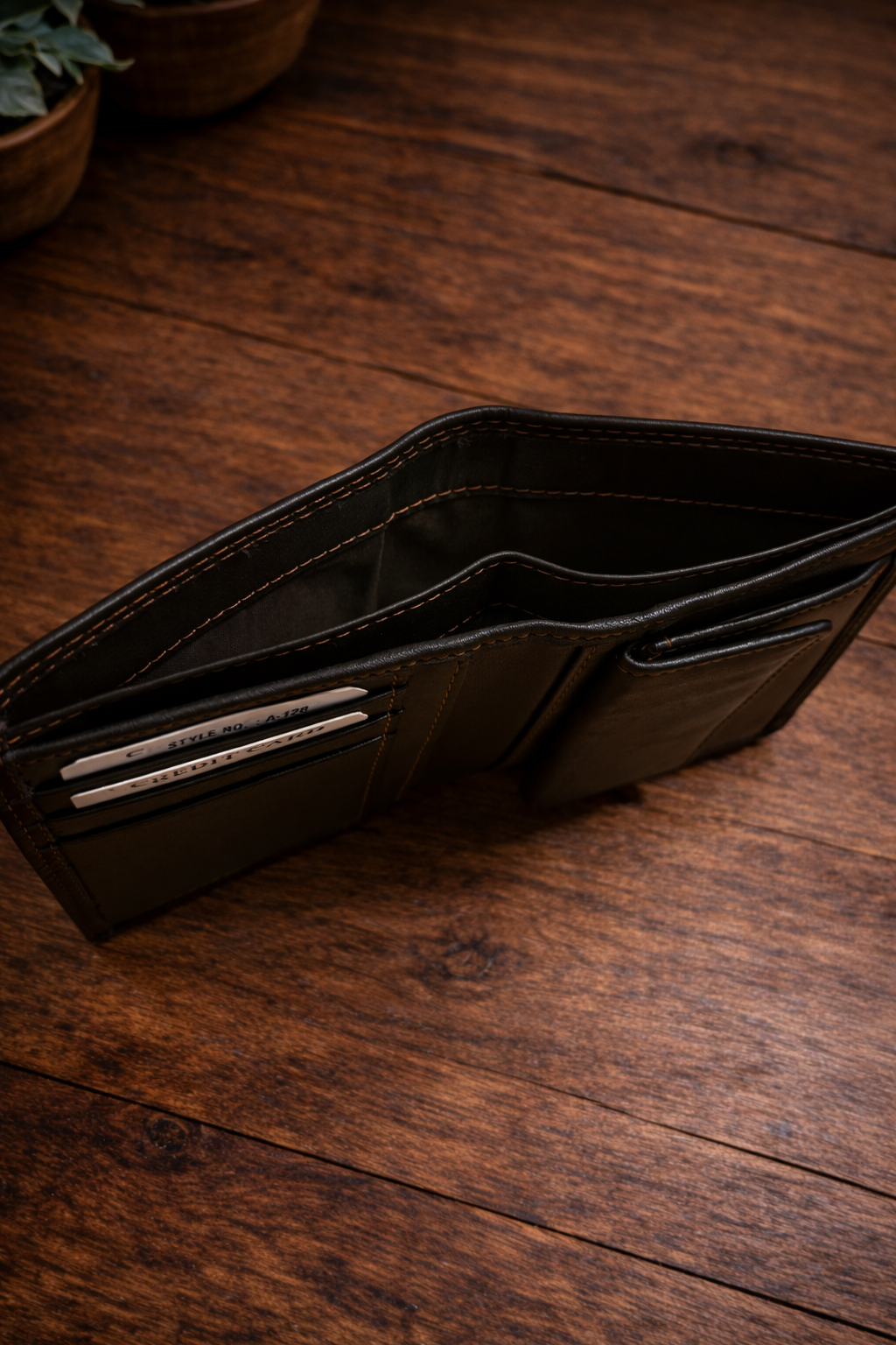 ארנק עור איכותי לגבר 11.5 על 9.5 ס"מ + שרשרת אל-חלד רוחב 5 מ"מ אורך 60 ס"מ