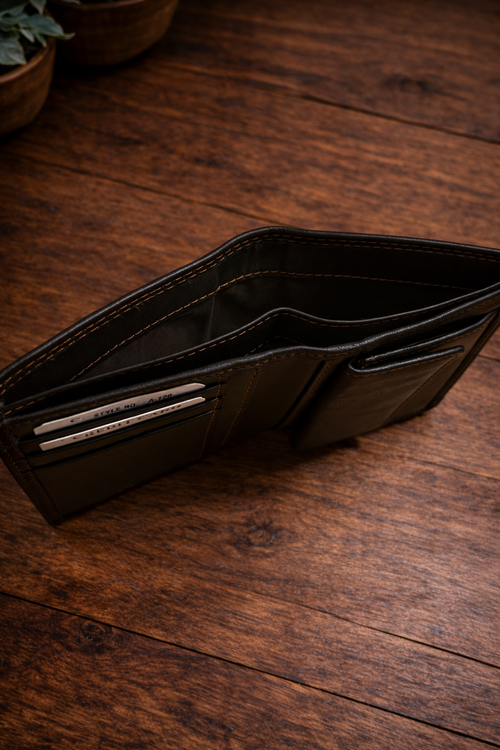 ארנק עור איכותי לגבר 11.5 על 9.5 ס"מ + שרשרת אל-חלד רוחב 5 מ"מ אורך 60 ס"מ